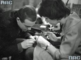 Dotyk, spojrzenia, pocałunki - zaloty od subtelnej strony.