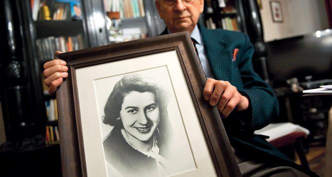 Bogdan Jastrzębski z Częstochowy z portretem uratowanej Krystyny Geisler, swojej późniejszej żony