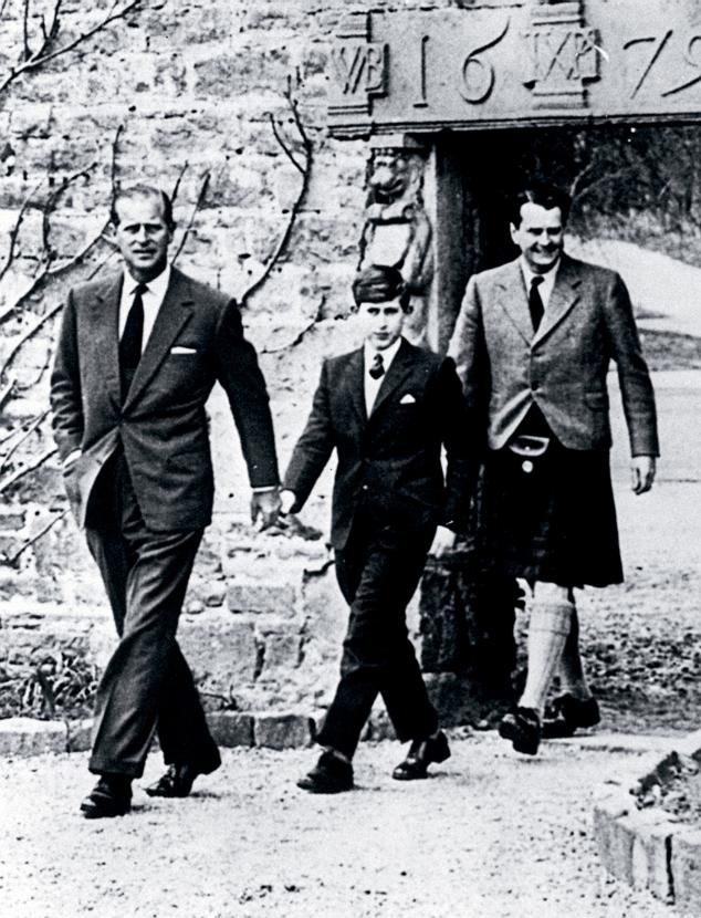 Z pałacu do internatu. Książę Filip (z lewej) umieścił syna w prywatnej szkole Gordonstoun. Z prawej Iain Tennant, przewodniczący rady zarządzającej tą placówką.