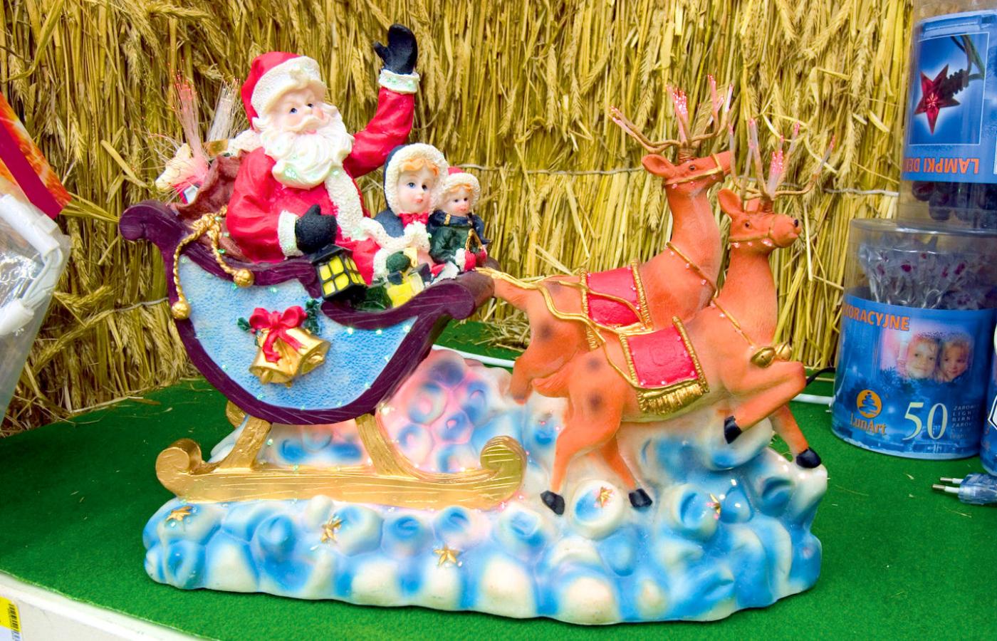 Święty Mikołaj i renifery Bożonarodzeniowy kicz zalewa nas co roku. Ma być elementem
„bajkowej” atmosfery świąt.