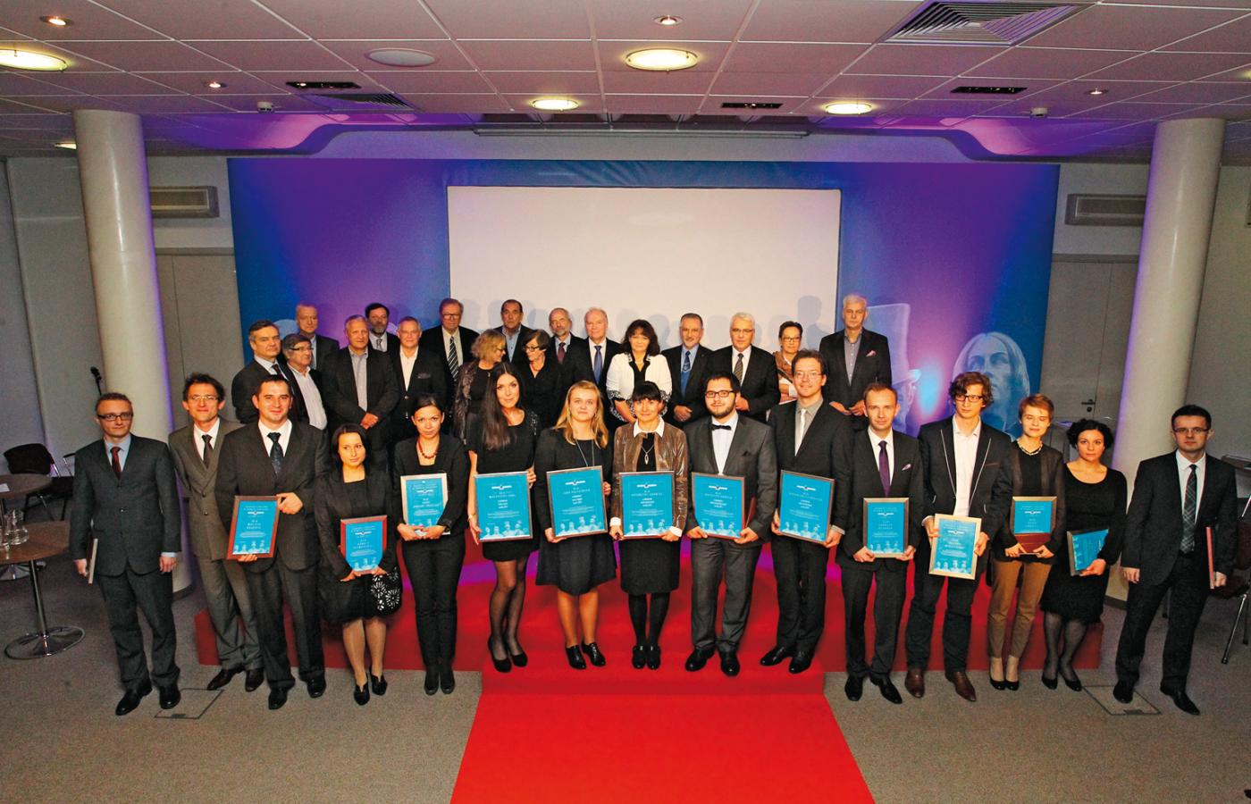 Dziesięciu finalistów-laureatów i pięciu zdobywców głównego trofeum Nagród Naukowych Polityki 2013 na wspólnym zdjęciu z członkami jury  w redakcji.