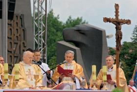 Abp Juliusz Paetz (w środku) i bp Marek Jędraszewski (po prawej), rocznica poznańskiego Czerwca ’56, 2006 r.