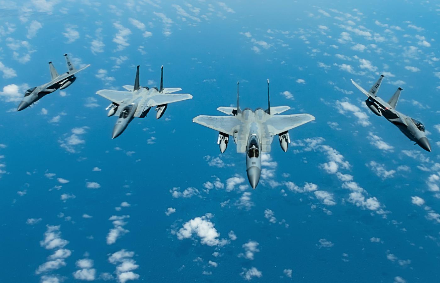 Samoloty F-15 Eagle w bazie Kadena na japońskiej Okinawie