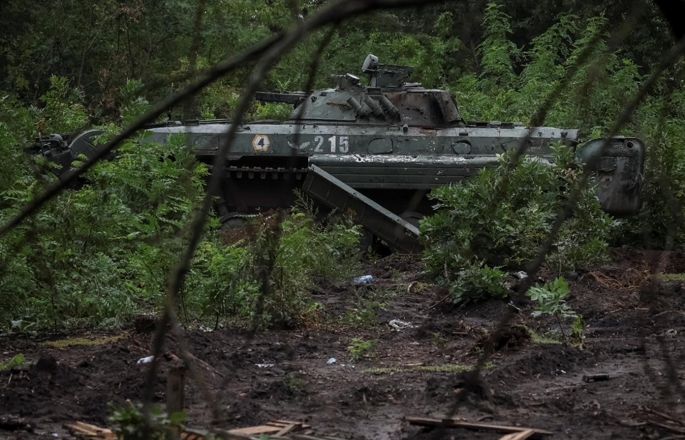 Zniszczony rosyjski pojazd wojskowy w okolicach miasta Izium w obwodzie charkowskim w Ukrainie. 14 września 2022 r.