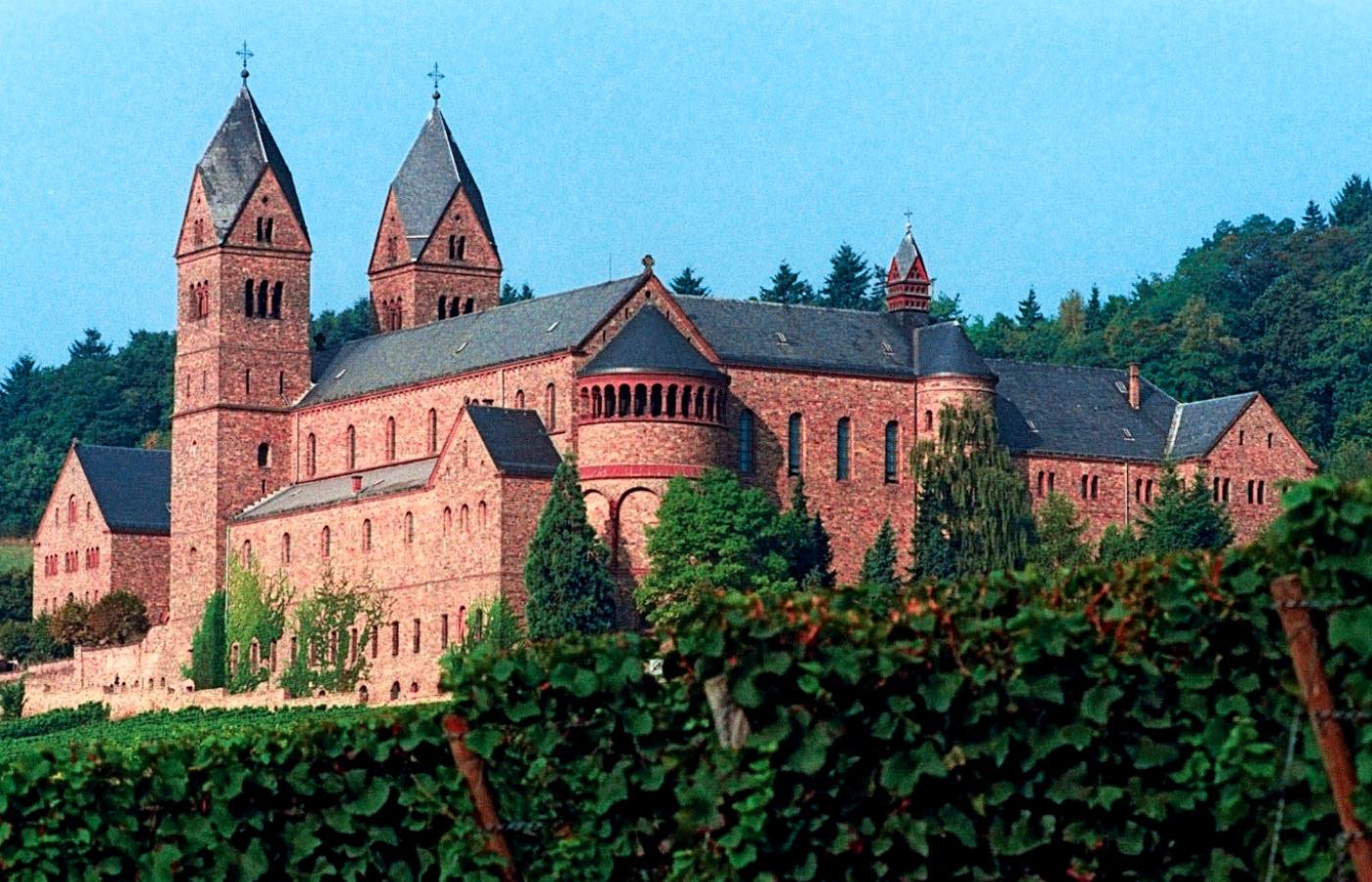 Klasztor w Eibingen (stan obecny) założony przez Hildegardę w XII w. Tu znajduje się jej grobo¬wiec, cel licznych pielgrzymek.