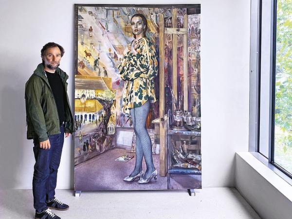 Andrzej Przywara (na fot. przed obrazem Pauliny Ołowskiej „Absolute Muse”).