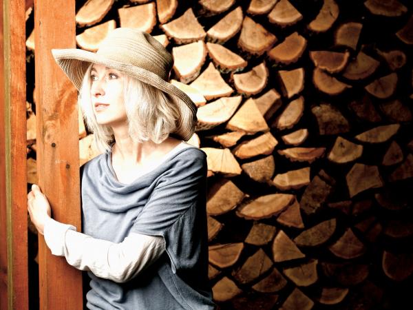 Manuela Gretkowska – pisarka, scenarzystka, felietonistka, współzałożycielka Partii Kobiet. Debiutowała w 1991 r. powieścią „My zdies’ emigranty”