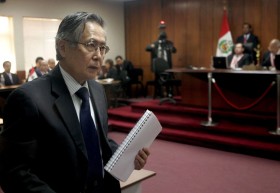 Byłego prezydenta Peru Alberto Fujimoriego skazano na 25 lat więzienia. Na fot. po ogłoszeniu wyroku sądu w 2008 r.