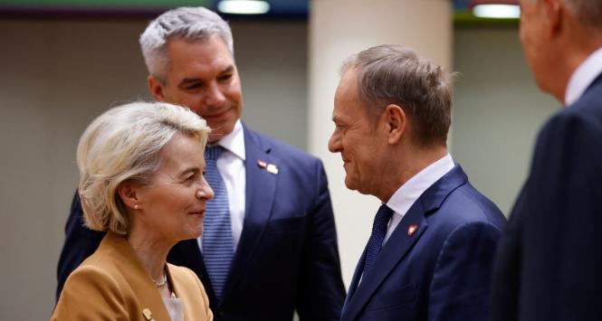 Premier Donald Tusk i przewodnicząca Komisji Europejskiej Ursula von der Leyen w Brukseli, grudzień 2023 r.