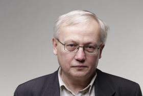 Andrzej Dominiczak – psycholog, filozof, tłumacz, prezes Towarzystwa Humanistycznego i polskiej sekcji Center of Inquiry Transnational. Prowadził psychoterapię dla narkomanów i ofiar przemocy.