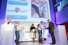 Marek Kwiatkowski odbiera ArtFront z rąk Wiesława Podkańskiego, prezesa IWP