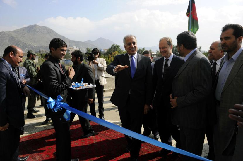 Zalmay Khalilzad, specjalny amerykański wysłannik ds. pojednania w Afganistanie (piąty z prawej)