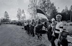 Akcja protestacyjna w 50. rocznicę zawarcia paktu RibbentropMołotow – fragment tzw. bałtyckiego łańcucha, o długości ok. 600 km, utworzonego przez ok. 2 mln Estończyków, Łotyszy i Litwinów 23 sierpnia 1989 r., jeszcze w czasach ZSRR.