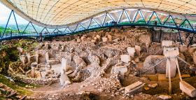 Odkrycie w 1994 r. kręgi na wzgórzu Göbekli Tepe koło Şanlıurfy wywróciło do góry nogami przekonanie, że wznoszenie wielkich budowli z kamienia wymaga istnienia silnej władzy. Wznieśli je łowcy-zbieracze 12 tys. lat temu.
