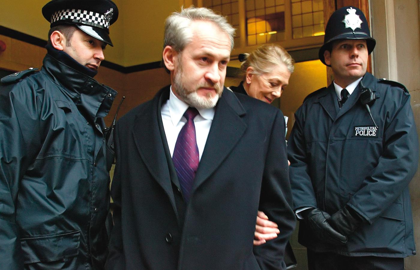 Czeczeński przywódca Achmied Zakajew opuszcza londyński sąd po przesłuchaniu ekstradycyjnym, grudzień 2002 r.