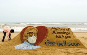 Rzeźba z piasku przedstawiająca aktora Amitabha Bachchana, który zachorował na covid – z życzeniami szybkiego powrotu do zdrowia.