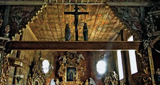 Gąsawa, modrzewiowy XVIII-wieczny kościółek, perła architektury drewnianej