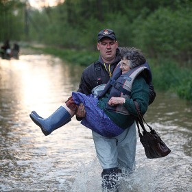 Na Mazowszu Wisła przerwała wały na wysokosci wsi Świniary koło Płocka. Strażak niesie mieszkankę wsi Halinę Waszkiewiczową. Borki, 24.05.2010