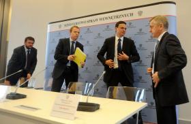 Nowi wiceministrowie spraw wewnętrznych: (od lewej) Roman Dmowski i Michał Deskur, minister Jacek Cichocki i odchodzący z MSW Adam Rapacki.