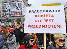 To był rok kobiet. Ewa Kopacz na stanowisku Marszałka Sejmu i 110 kobiet z poselskimi mandatami (o 3 proc. więcej niż w poprzedniej kadencji). Za to w rządzie parytet nie zadziałał – ministerialną tekę będą nosiły tylko 4 panie.