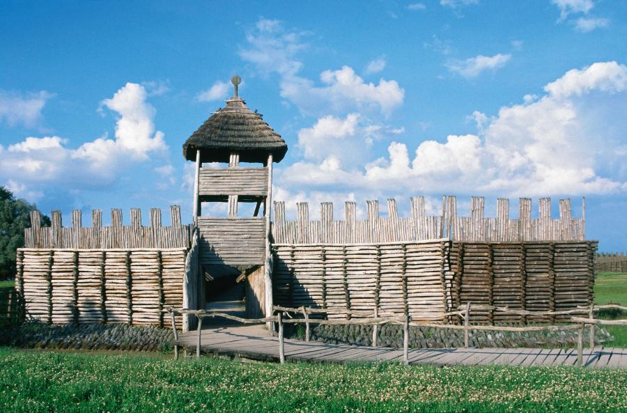 Rekonstrukcja osady biskupińskiej. Oryginalne pozostałości były datowane metodami dendrochronologicznymi.