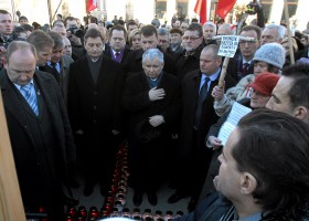 Jarosław Kaczyński podczas comiesięcznego składania wieńców przed Pałacem Prezydenckim.
