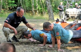 Obowiązkowy przerywnik - tzw. pompki. Rano, po południu, wieczorem i w nocy... Szef Selekcji mjr Arkadiusz Kups (z lewej) nie odpuszczał nikomu