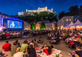 Miasto Mozarta, miasto festiwali

Jednoznacznym skojarzeniem z Salzburgiem był i pewnie zawsze będzie jego najznamienitszy syn – W. A. Mozart, urodzony tu w 1756 r. Jednak dziś jest to też miasto festiwali muzycznych, które cieszą się renomą daleko poza granicami Austrii, jak kwietniowy Festiwal Wielkanocny, Festiwal w Zielone Świątki czy wreszcie największy festiwal w tej części Europy Festiwal Salzburski, zmieniający letni Salzburg w jedną wielką scenę muzyczną (od 21 lipca do 30 sierpnia 2017).
