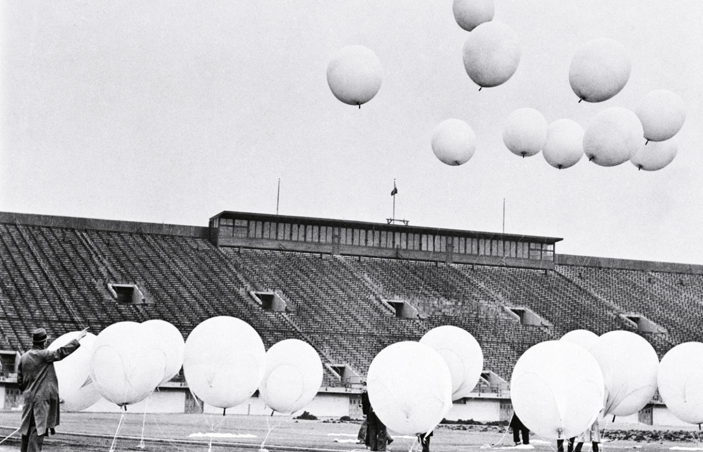 Stadion Stagg Field w Chicago, zanim wybudowano tam pierwszy stos atomowy, 1940 r. Sprzęt naukowy wynoszony przez balony miał sprawdzić intensywność promieniowania kosmicznego nad Ziemią.
