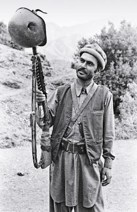 Mudżahedin z przestrzelonym hełmem żołnierza radzieckiego w prowincji Kunar, 1980 r.