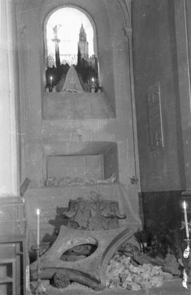 Na Wielkanoc 1946 r. nad pozbawioną dachu ruiną kościoła św. Anny wznosił się krzyż, spod którego wyzierały sierp i młot. Nie wielu warszawiaków zdążyło go jednak zobaczyć w całości, bo władza szybko go zlikwidowała.