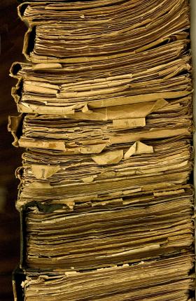 Jeżeli wnioskodawca jest osobą prywatną, może dostać dokumenty jedynie swoje i nieżyjących rodziców lub rodzeństwa.