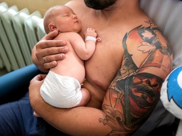 Tata i córka, fotel do kangurowania w lubelskim szpitalu