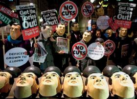 W londyńskich protestach przeciw zaciskaniu pasa Brytyjczycy używali masek z twarzą George’a Osborna, ministra finansów Wielkiej Brytanii.