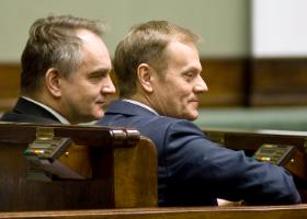 Ludowcy zazwyczaj pokornie akceptowali swój satelicki status, jeżeli tylko nikt nie wtrącał im się w poletko. Waldemar Pawlak i Donald Tusk w Sejmie, 2012 r.