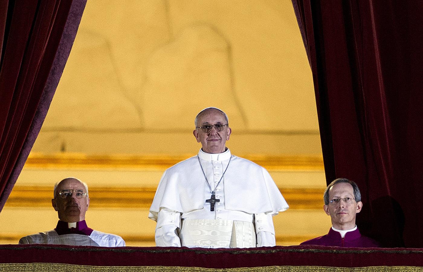 Pierwsze pozdrowienie papieża Franciszka I skierowane do wiernych zgromadzonych na Placu Św. Piotra.