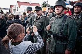 Rekonstrukcja historyczna lądowania aliantów na plaży Omaha w Normandii w ramach kilkudniowej imprezy „D-Day Hell”, sierpień 2011 r.