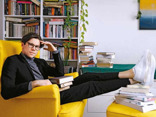 Mateusz Adamczyk – polonista, popularyzator wiedzy o polszczyźnie. Doktorant w Instytucie Języka Polskiego UW, członek Zespołu Retoryki i Komunikacji Publicznej Rady Języka Polskiego przy PAN. Właśnie ukazała się jego książka „Jak słowo daję. Współczesny poradnik językowy”.