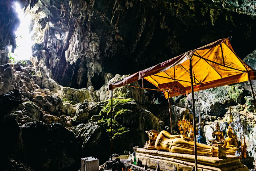 Położone wśród skał, jaskiń i lasów miasto Vang Vieng reklamuje się jako „stolica adrenaliny”: