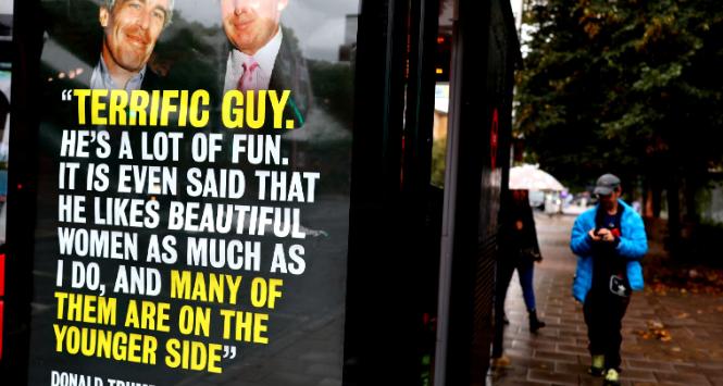 Plakat na ulicy w Londynie przedstawiający cytat Donalda Trumpa na temat Jeffrey’a Epsteina z 2002 r.