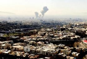 Kłęby dymu nad Teheranem po amerykańsko-izraelskim ataku, 28 lutego 2026 r.