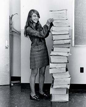 Margaret Hamilton i wydruk kodu źródłowego oprogramowania Apollo 11.