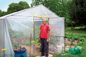 Leszek dba o zieleninę i pomidory na pizzę.