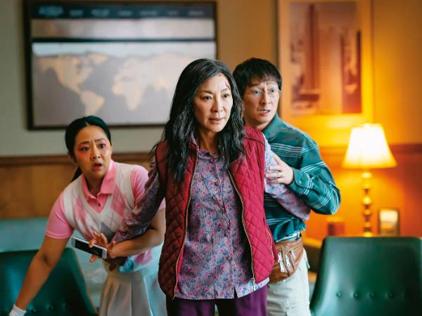 Michelle Yeoh i Ke Huy Quan jako małżeństwo w kryzysie we „Wszystko wszędzie naraz”. Za nimi Stephanie Hsu w roli ich córki Joy.