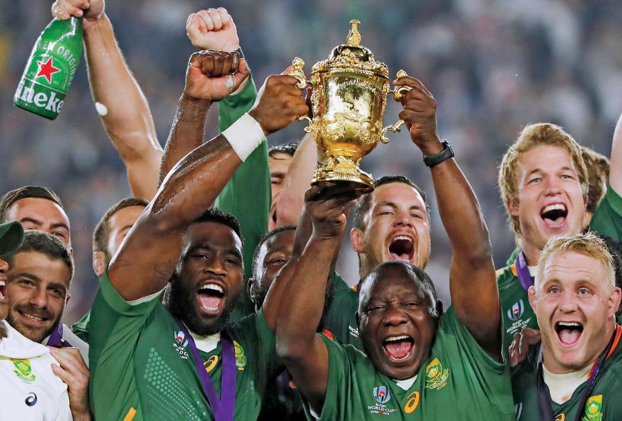 Drużyna RPA z pucharem mistrzów świata w rugby, po zwycięstwie meczu z Anglikami.