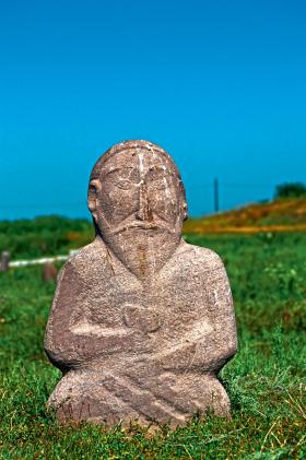 Balbal, staroturecki kamień nagrobny, VI-X w.; Tokmok, Kirgistan