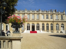 Podejmowany był przez swych rozmówców w pałacyku na tyłach Pałacu Burbońskiego (rezydencja szefa parlamentu)