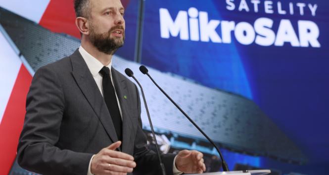 Podpisanie umowy na dostawę Satelitarnego Systemu Obserwacji Ziemi w programie MikroSAR. Na zdjęciu szef MON Władysław Kosiniak-Kamysz. 14 maja 2025 r.