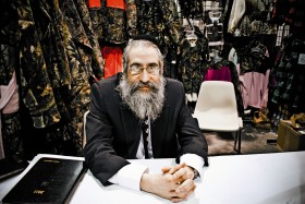 Jerome Lieberman sprzedaje stroje dla mysliwych, choc sam nie poluje. Gdyby zechciał, na targach mógłby wybrac sposród kilku tysiecy oferowanych modeli, łacznie z bronia snajperską.