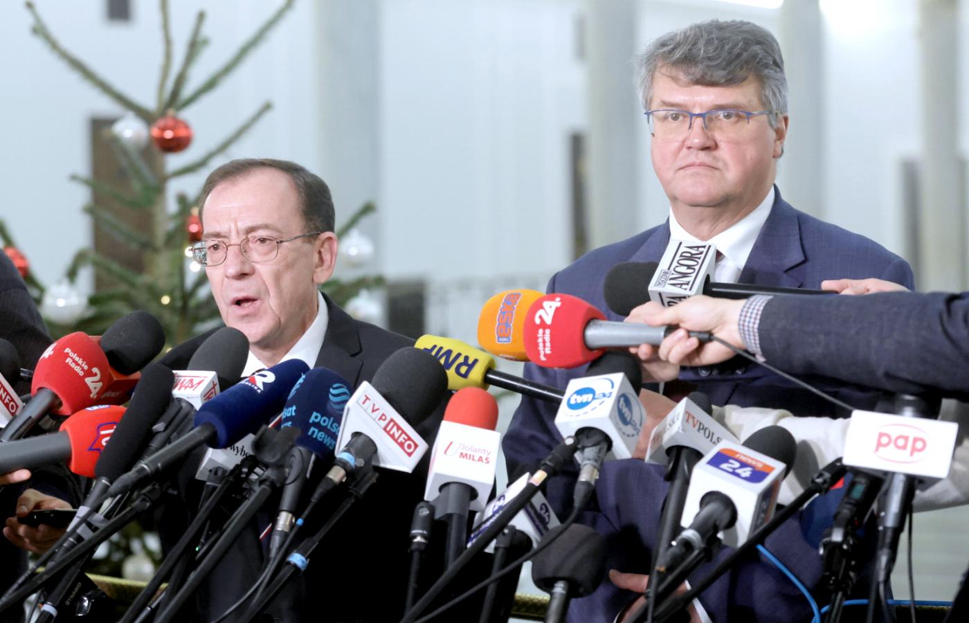 Mariusz Kamiński i Maciej Wąsik zostali prawomocnie skazani na kary więzienia i zakazu pełnienia funkcji publicznych za działania w tzw. aferze gruntowej. 20 grudnia 2023 r.